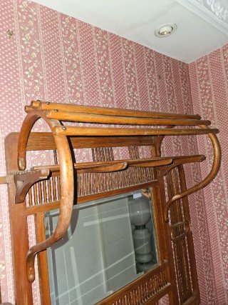 Perchero recibidor antiguo de madera y ratán