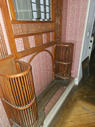 Perchero recibidor antiguo de madera y ratán