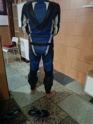 Mono de moto Suzuki azul y blanco