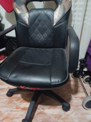 Silla de escritorio negra y multicolor