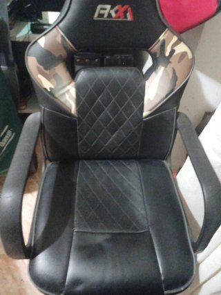 Silla de escritorio negra y multicolor