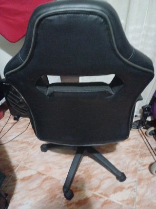 Silla de escritorio negra y multicolor
