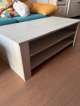 Mesa baja de salón madera clara.