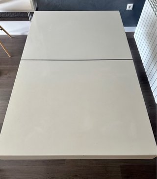 Mesa de comedor moderna en blanco lacado