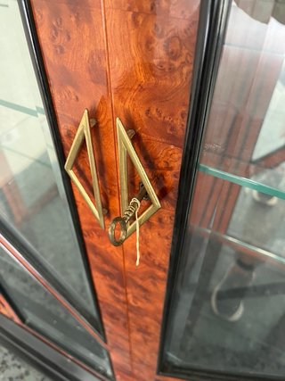 Vitrina de madera y cristal