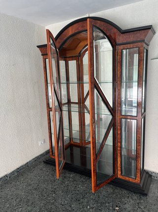 Vitrina de madera y cristal