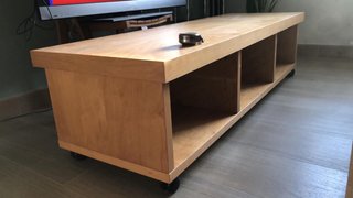Mesa de centro de madera con ruedas