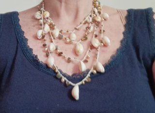 Collar de conchas y perlas multicapa