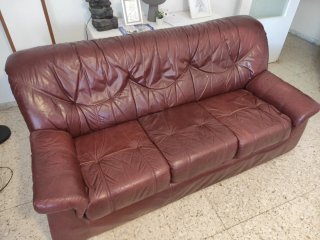 Sofá de piel bajo marrón