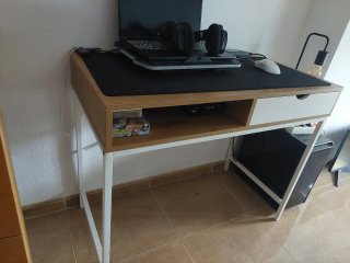 Escritorio claro y blanco