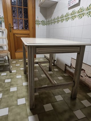Mesa de cocina madera beige y blanca