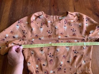 Bluse con peplo color rosa pesca floreale da donna