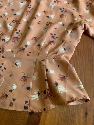 Bluse con peplo color rosa pesca floreale da donna