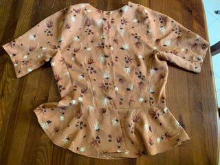 Bluse con peplo color rosa pesca floreale da donna