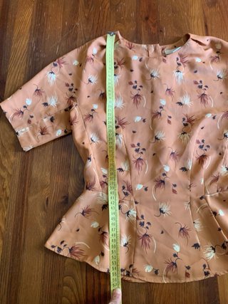 Bluse con peplo color rosa pesca floreale da donna