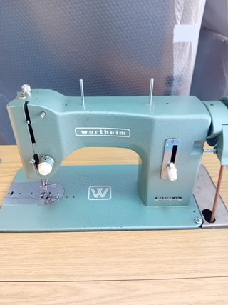 MÁQUINA DE COSER MUY POTENTE COMO NUEVA 80 EUROS