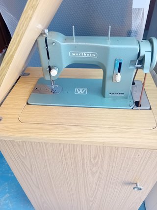 MÁQUINA DE COSER MUY POTENTE COMO NUEVA 80 EUROS