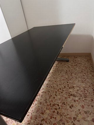 Scrivania IKEA robusta piano nero