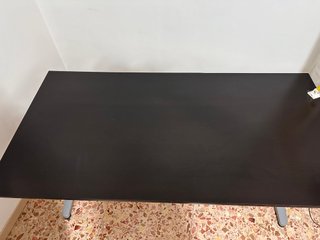 Scrivania IKEA robusta piano nero