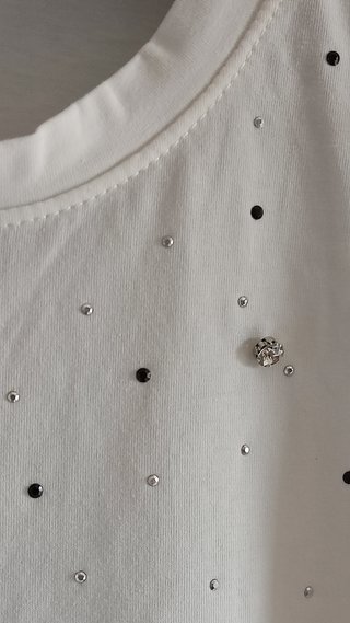 Camiseta oversize con strass y pedrería brillante