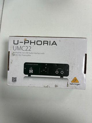Interfaz de Audio Behringer Negra y Plateada