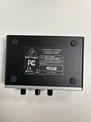 Interfaz de Audio Behringer Negra y Plateada