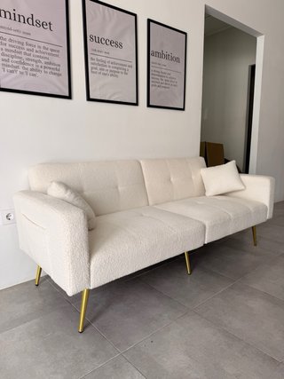 Sofá beige con patas doradas