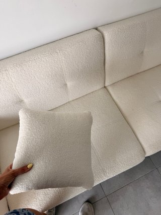 Sofá beige con patas doradas