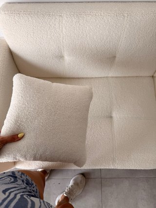 Sofá beige con patas doradas