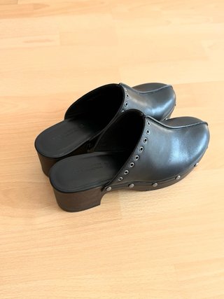 Zuecos negros de cuero con tachuelas