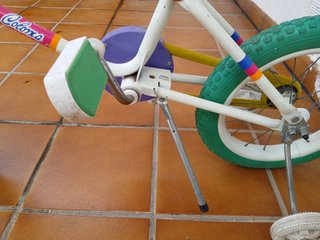 Bicicleta infantil con ruedines
