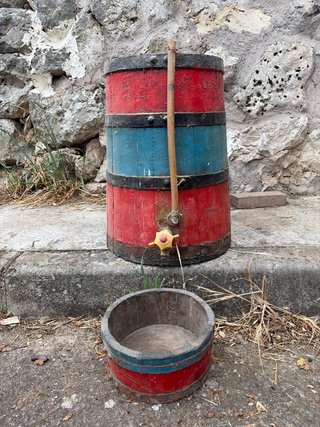 Cuba de vino antigua de madera
