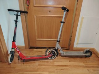 2 Patinetes infantiles (rojo y plateado)