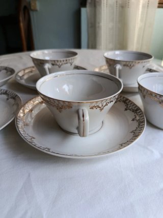 Juego de café porcelana blanco y oro.