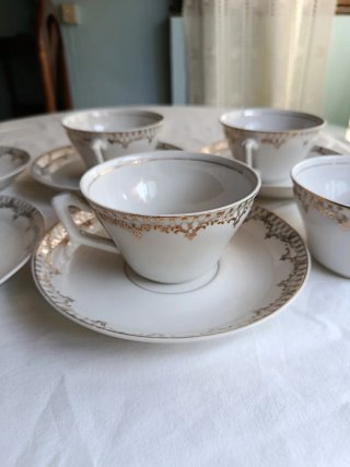 Juego de café porcelana blanco y oro.