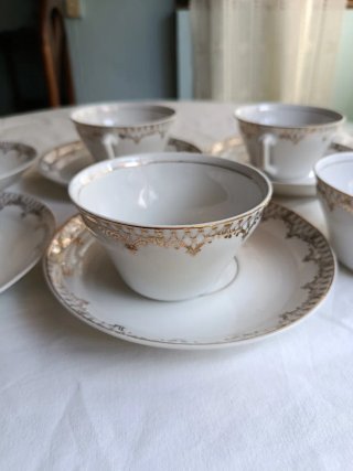 Juego de café porcelana blanco y oro.