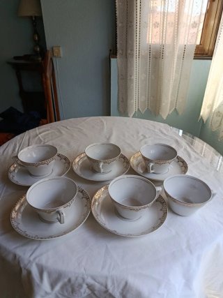 Juego de café porcelana blanco y oro.