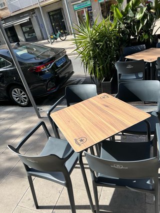 Mesa y sillas de exterior