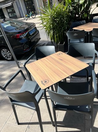 Mesa y sillas de exterior