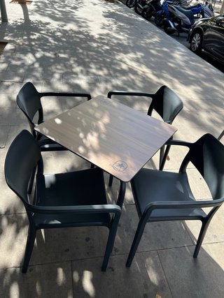Mesa y sillas de exterior