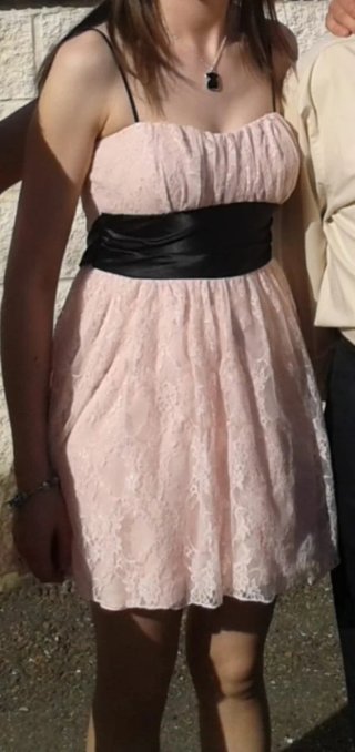 Vestido de fiesta rosa con cinturón negro
