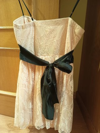 Vestido de fiesta rosa con cinturón negro