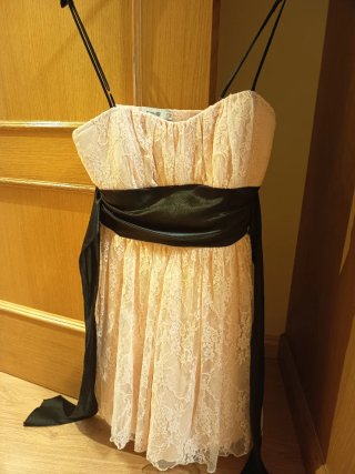 Vestido de fiesta rosa con cinturón negro