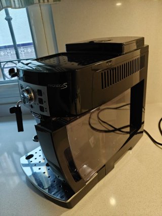 Cafetera DeLonghi Magnífica S Negra