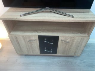 Mesa de centro y lámpara de pie