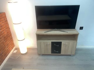 Mesa de centro y lámpara de pie