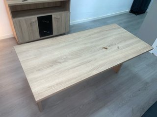 Mesa de centro y lámpara de pie