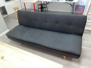 Mesa de centro y lámpara de pie