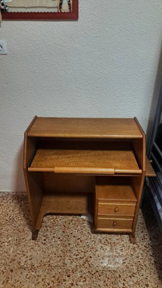 Escritorio de madera marrón
