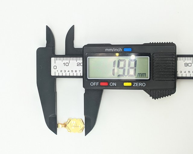 Colgante Pergamino de oro de 18k, 0.69 g.